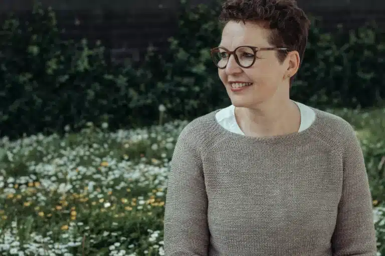 Silke Lemhöfer, Hormoncoach, auf einer Blumenwiese
