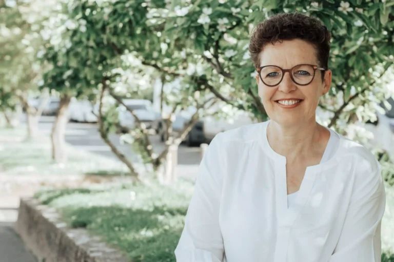 Silke Lemhöfer, Hormoncoach, in einer blühenden Allee