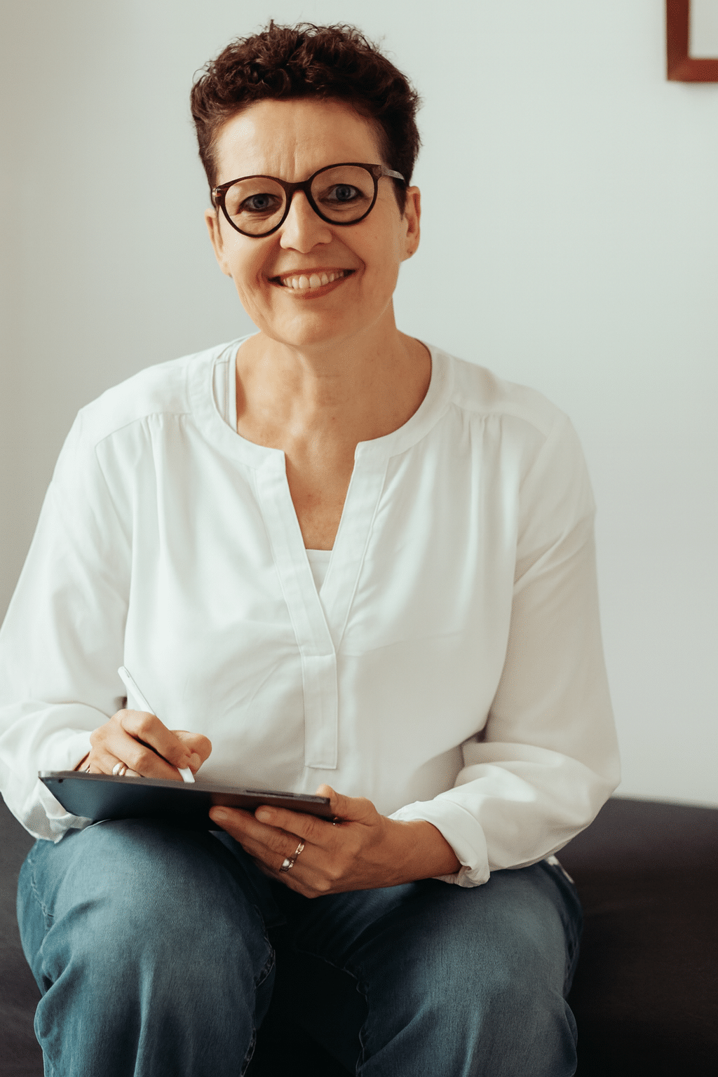 Silke Lemhöfer mit Tablet – Online-Begleitung