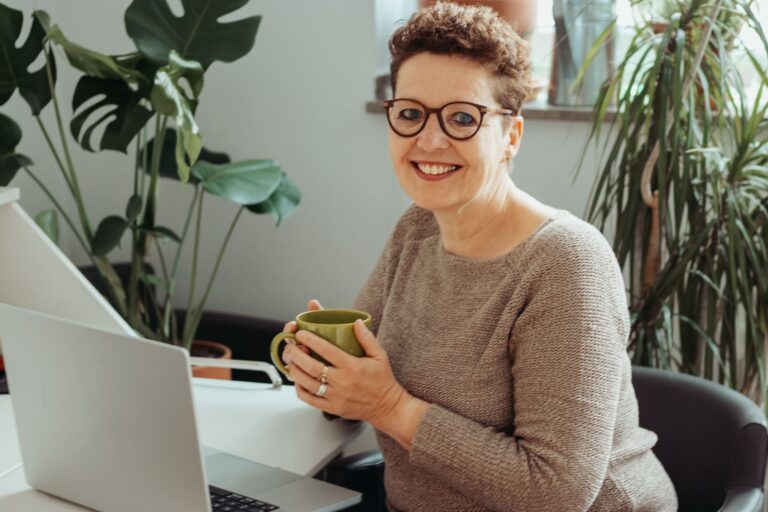 Silke Lemhöfer am Schreibtisch mit Laptop und Teetasse