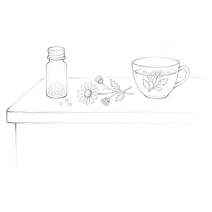 Zeichnung: Globuli-Fläschchen, Kamillenblüten und eine Tasse Tee