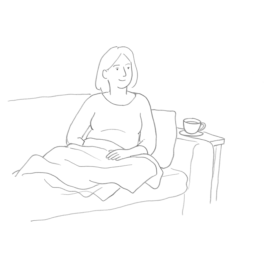 Zeichnung: Frau sitzt mit einer Decke auf dem Sofa, daneben eine Tasse Tee