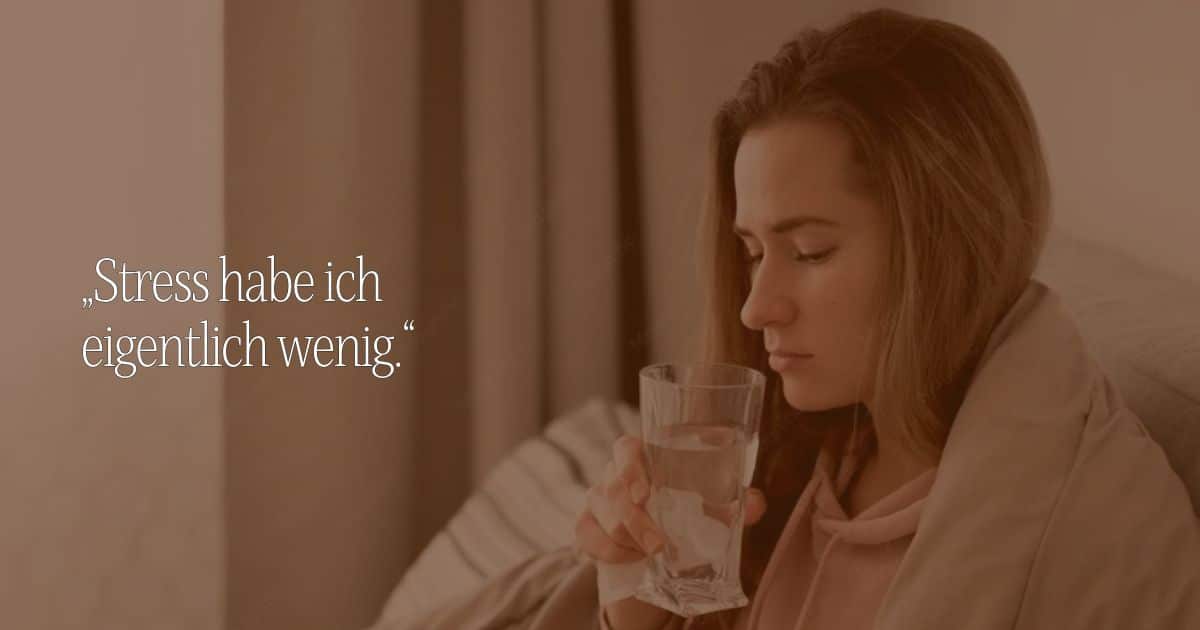 Eine junge Frau sitzt in eine Decke gehüllt und trinkt ein Glas Wasser, daneben das Zitat „Stress habe ich eigentlich wenig.“